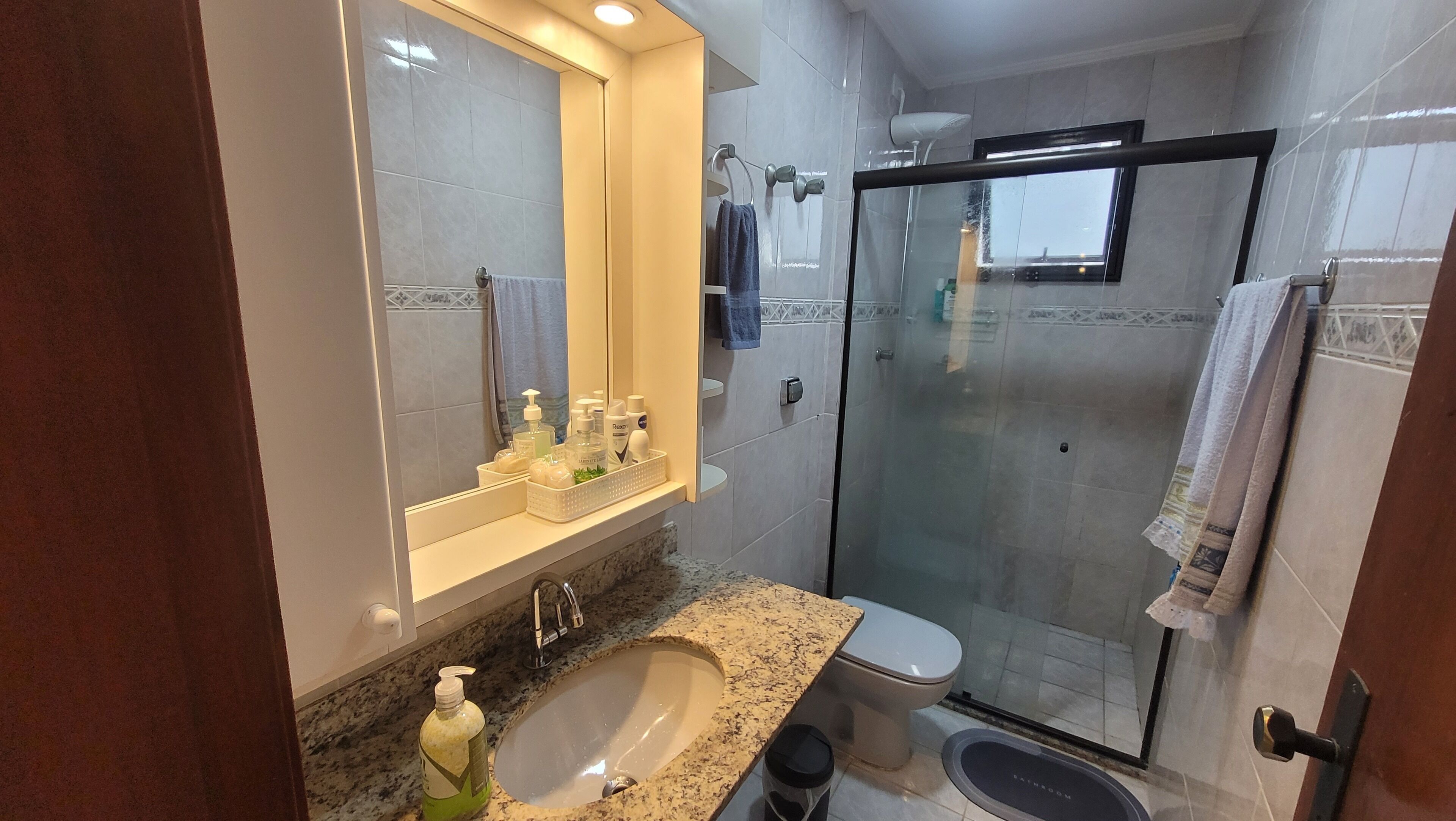 Secadora de cabello y papel de baño 