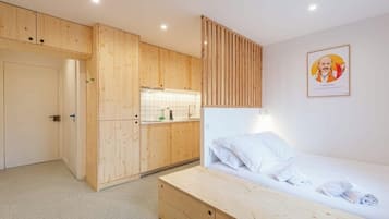 Tabla de planchar con plancha, wifi y ropa de cama