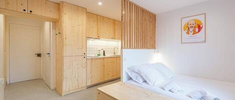 Iron/ironing board, bed sheets