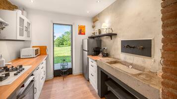 Refrigerador, microondas, horno, placa de cocina