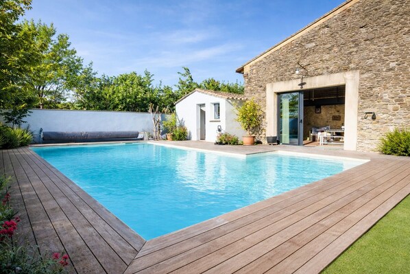 Piscina a l'aire lliure i piscina climatitzada 