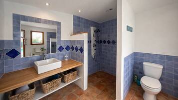 Een douche, een haardroger, handdoeken, toiletpapier