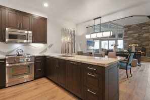 Condo, 2 phòng ngủ | Bếp riêng