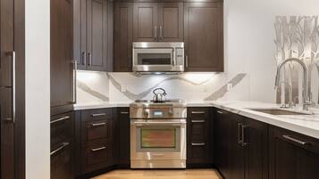 Condo, 2 Bedrooms | Private kitchen