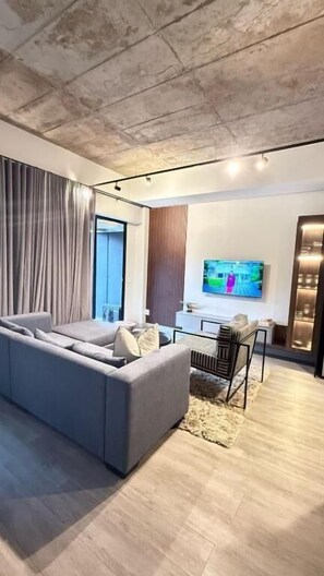 Luxury-Apartment, Balkon, Stadtblick | Wohnbereich | Flachbildfernseher