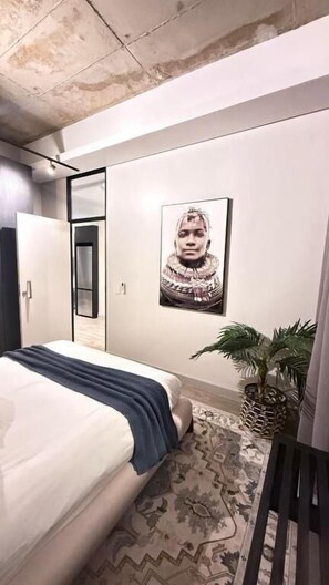 In-room safe, blackout curtains, soundproofing, iron/ironing board - The Henlee Apartment Sandton (Sandton)