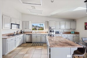 Private kitchen - Casa Selecta - Pool, Hot Tub & Desert Skies 4 Bedroom Home (Yucca Valley)