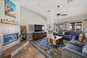 Casa, 4 habitaciones | Zona de estar | Una Smart TV