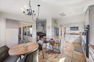 Hus - 4 sovrum | Eget kök | Kylskåp, ugn och kaffe- och tebryggare