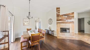 House, 4 Bedrooms | Dining