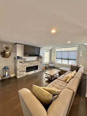 Villa, 3 Bedrooms | Living area - Cove Overlook Limit 6 3 Bedroom Home (Standish)