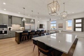 Casa de ciudad, 6 habitaciones | Cocina privada | Refrigerador, horno, cafetera y tetera y tostadora 