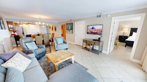 Condo, 2 habitaciones | Área de sala de estar | Smart TV 