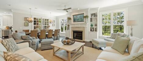 House, 6 Bedrooms | Living area