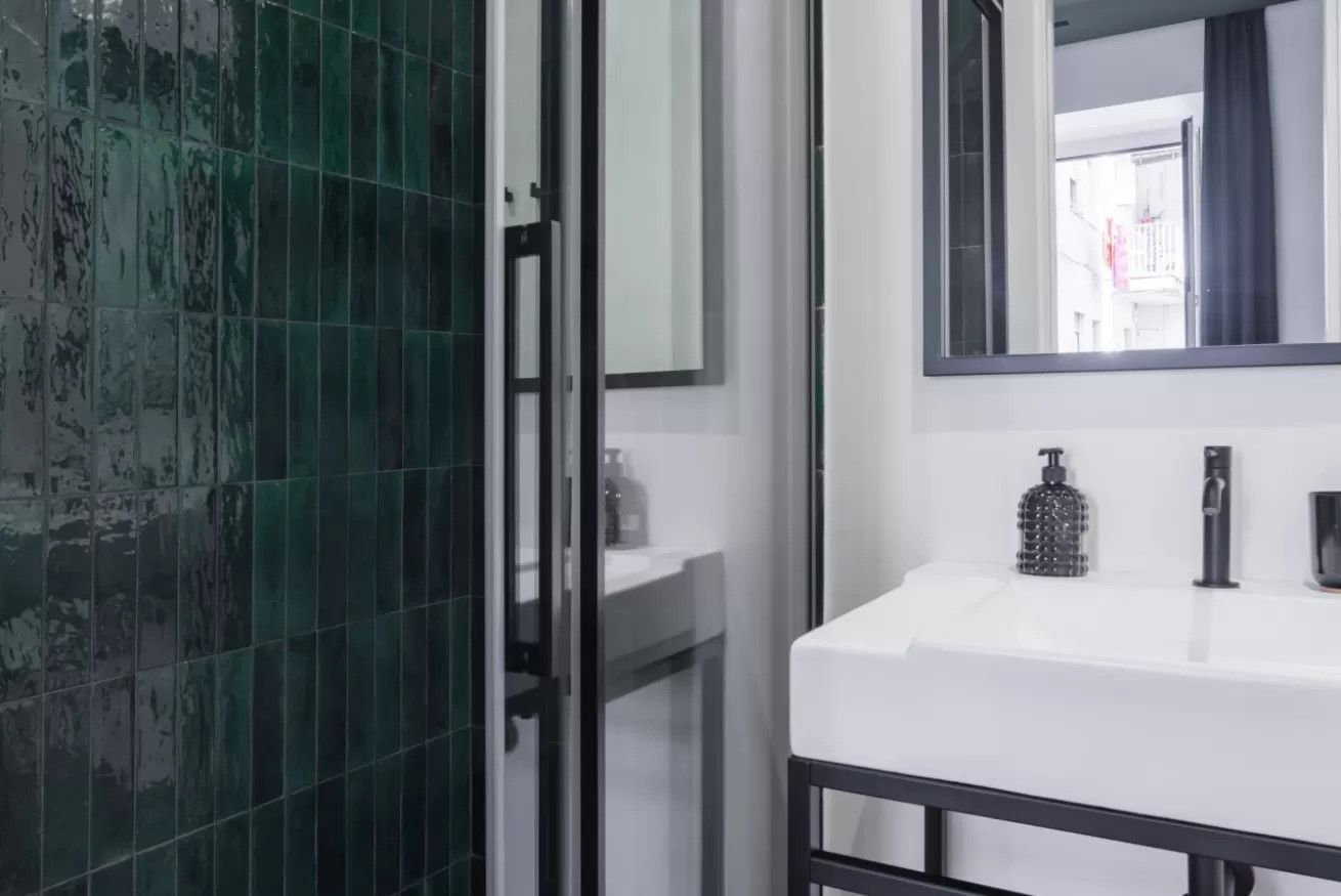 Douche, bidet, serviettes fournies, shampoing