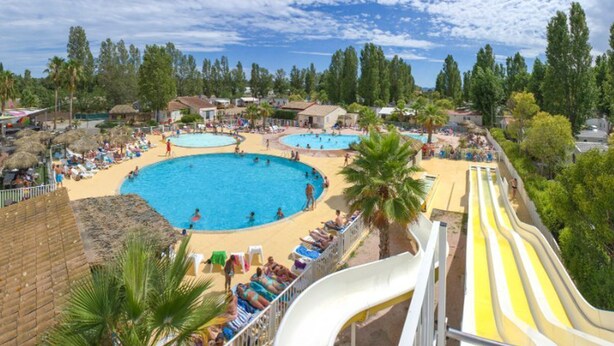 Un complexe hôtelier doté de plusieurs piscines, d’un toboggan aquatique et de zones de plage.