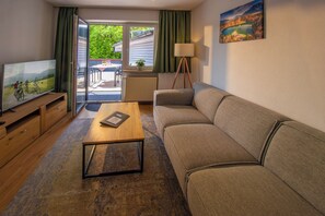 Smart-TV, Tischfußball, Bücher, Stereoanlage