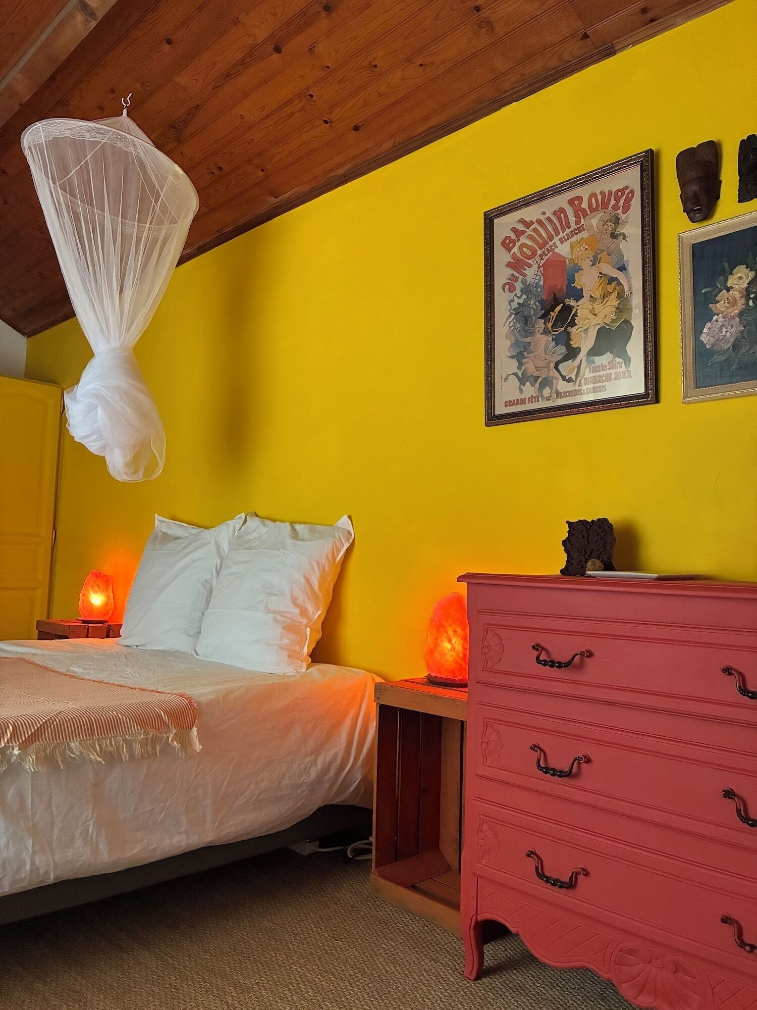 5 bedrooms, iron/ironing board, WiFi, bed sheets