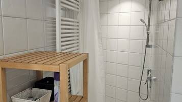 Regadera, secadora de cabello, bidet, toallas