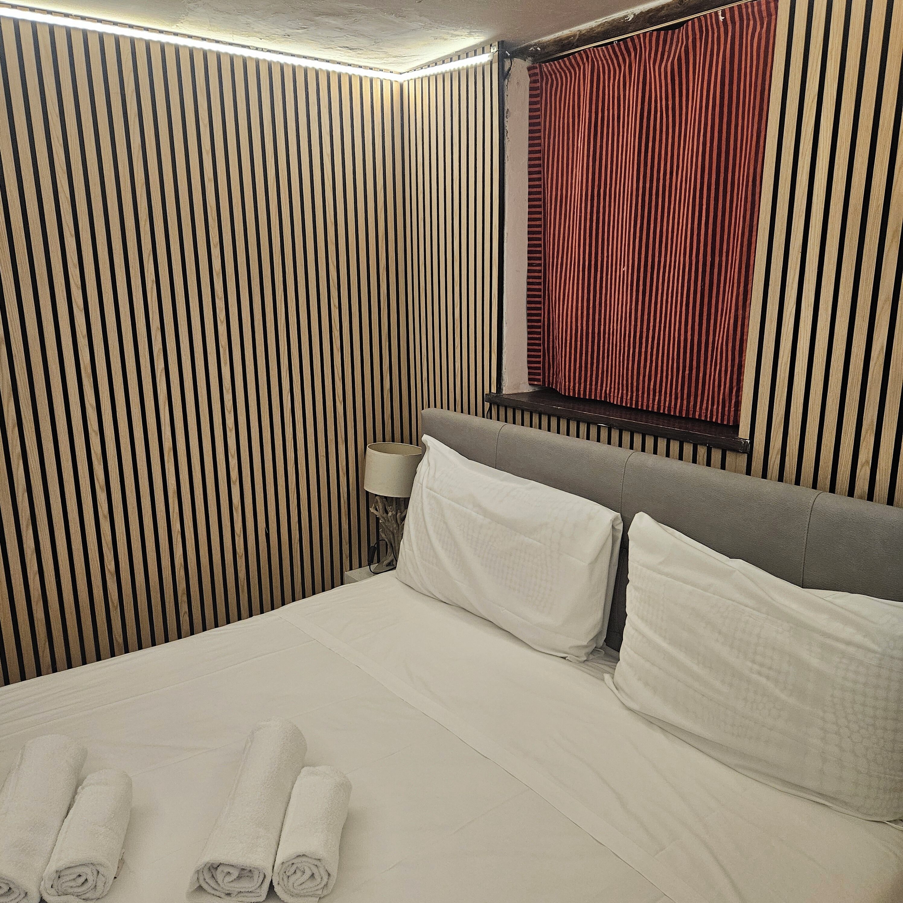 1 habitación, tabla de planchar con plancha, wifi gratis y ropa de cama 