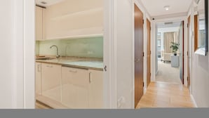 Eine moderne Küche mit Spüle, Schränken und einer Arbeitsplatte.