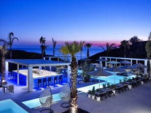 Outdoor dining - Aurora Luxury Hotel & Spa (Santorini)
