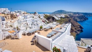 Outdoor dining - Nefeli Homes (Santorini)