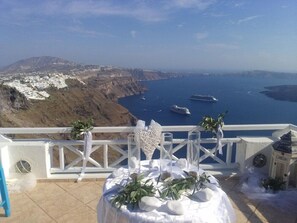 Outdoor dining - Nefeli Homes (Santorini)