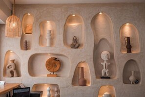 Een muur met verschillende sculpturale elementen en ingebouwde verlichting.
