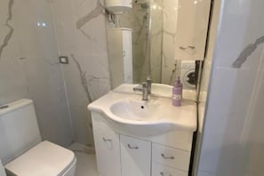 Dusche, Haartrockner, Bidet, Handtücher