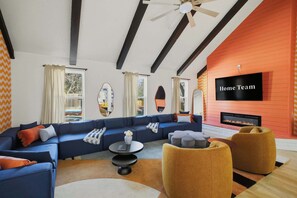 TV, fireplace, table football, offices - Drive-In & Dream - Theater - Pool - Pickleball (San Antonio)