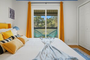 6 bedrooms, desk, iron/ironing board, travel cot - Drive-In & Dream - Theater - Pool - Pickleball (San Antonio)