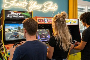 Games room - Drive-In & Dream - Theater - Pool - Pickleball (San Antonio)