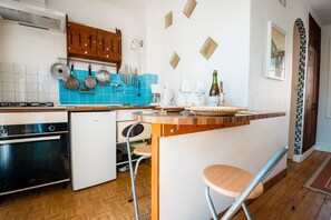 Frigorifero, microonde, forno, piano cottura
