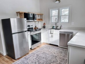 Kylskåp, mikrovågsugn, ugn och spishäll