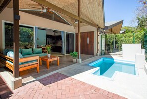 Terrace/patio - CASAGO-Piscina Privada & Estilo Tropical a Minutos de la Playa (Jaco)