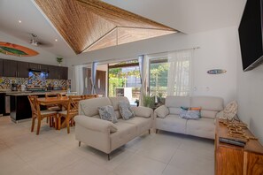 Smart TV - CASAGO-Piscina Privada & Estilo Tropical a Minutos de la Playa (Jaco)