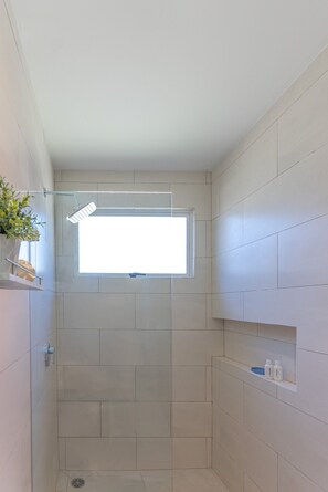 Shower, hair dryer, towels - CASAGO-Piscina Privada & Estilo Tropical a Minutos de la Playa (Jaco)