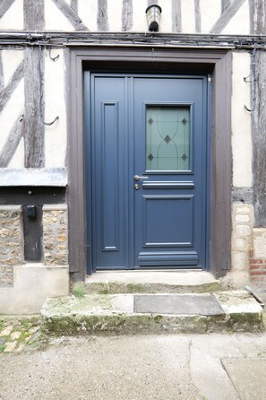 Exterior detail - Demeure Normande 1620 - Colombages & Caractère - Town center (Pont-Audemer)