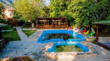 Una piscina al aire libre de temporada