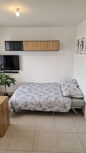 Desk, free WiFi, bed sheets - Studio with private parking - Near schools & hospital - Valence (Valence)