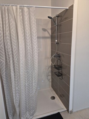 Dusche, Haartrockner, Handtücher, Seife