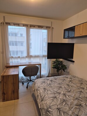 Työpöytä, ilmainen Wi-Fi, vuodevaatteet