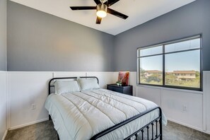 4 bedrooms, Internet, bed sheets - 8 Mi to Saguaro National Park: Family Home w/ Yard (Tucson)