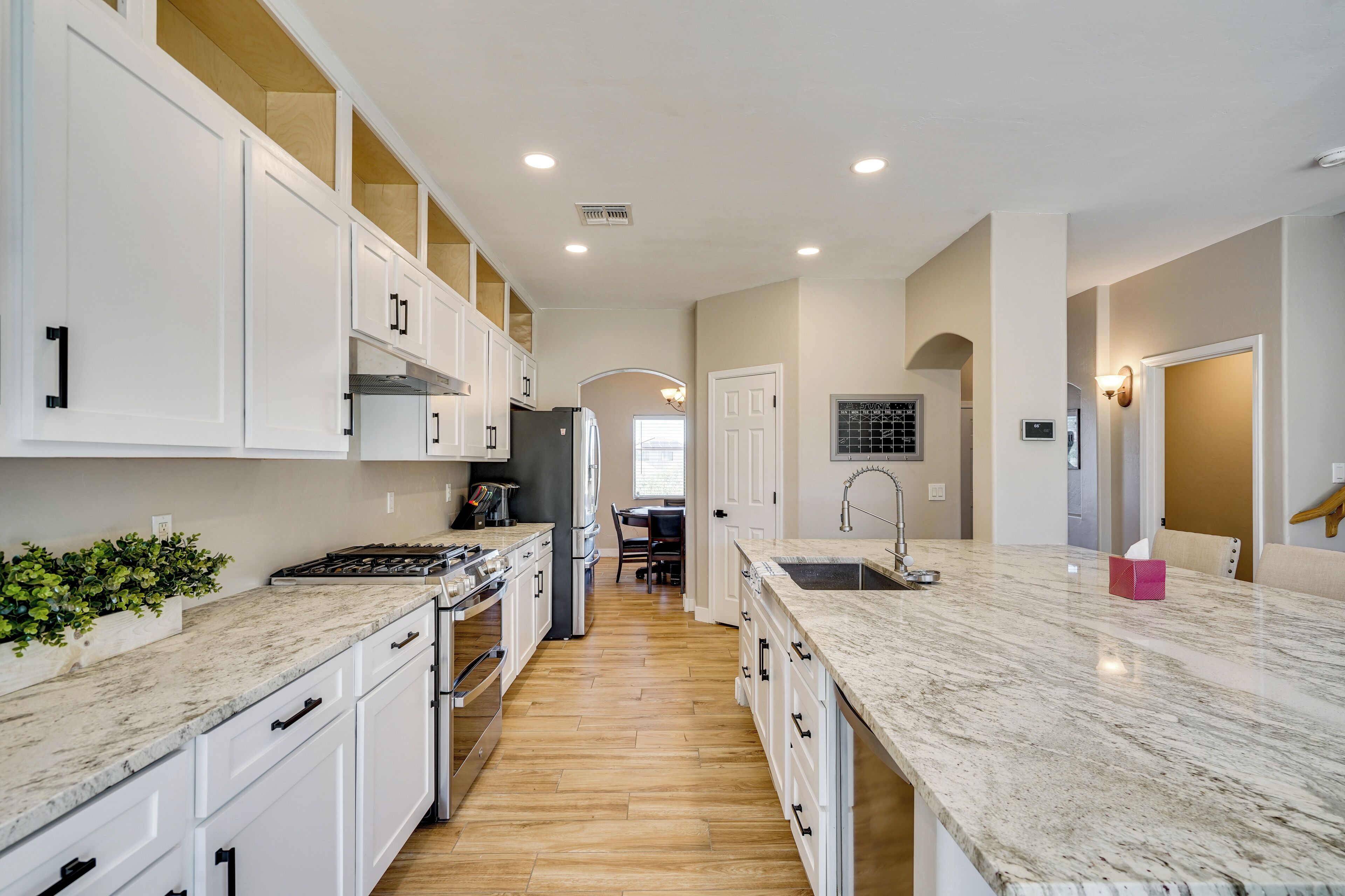 Réfrigérateur, micro-ondes, plaque de cuisson, lave-vaisselle