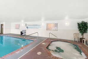 Pool - Guesthouse Inn & Suites Kelso / Longview (Kelso)