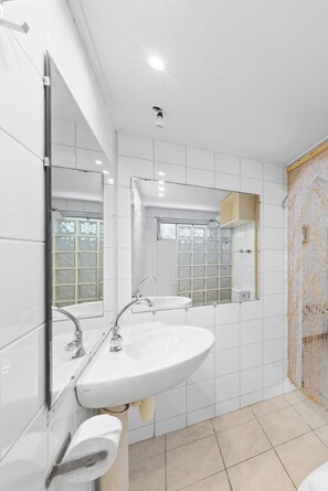 Shower, hair dryer, towels - Villa Papaya
Comfortable villa with private pool and sea view (Willemstad)