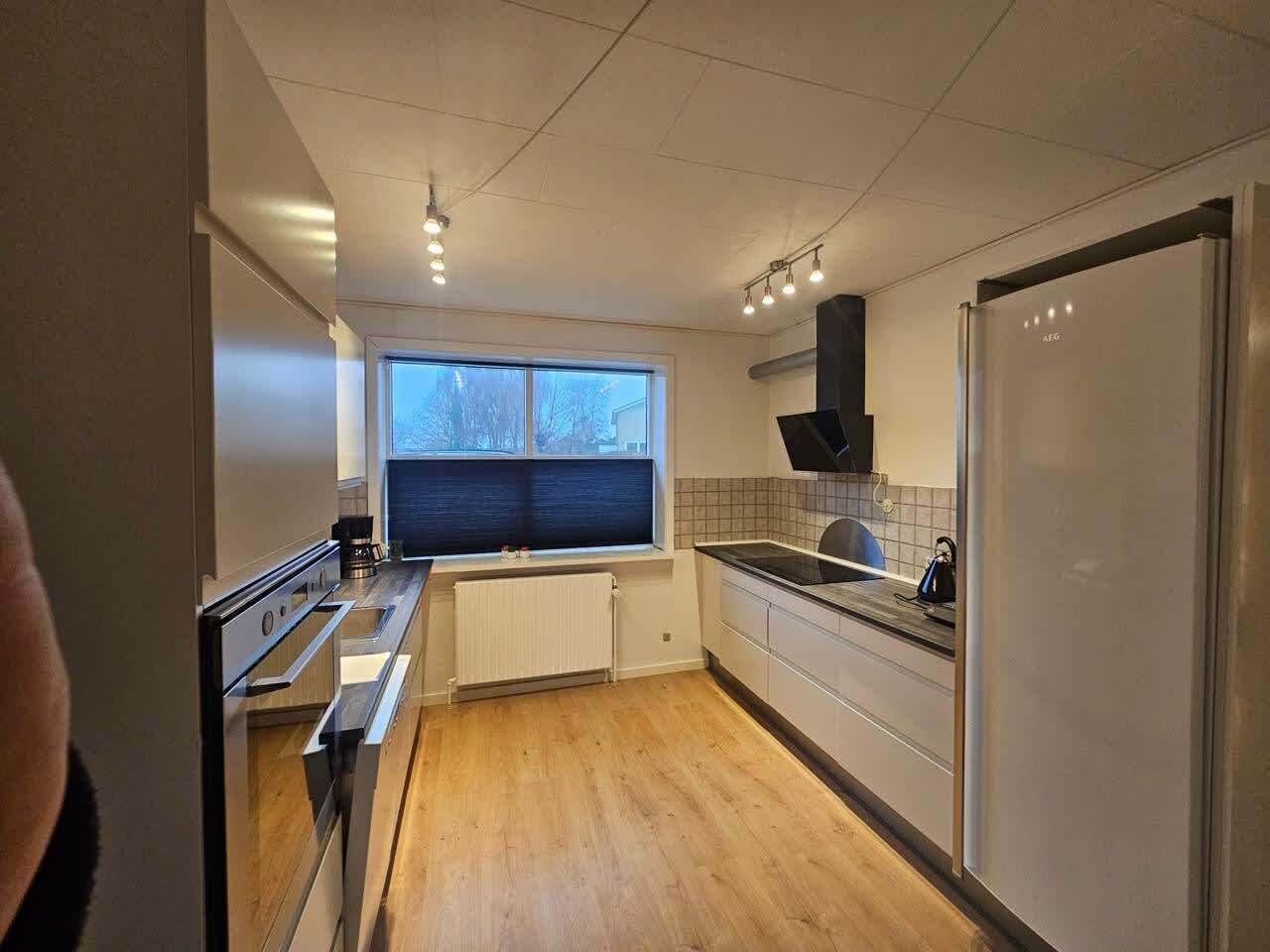 Réfrigérateur, micro-ondes, plaque de cuisson, lave-vaisselle