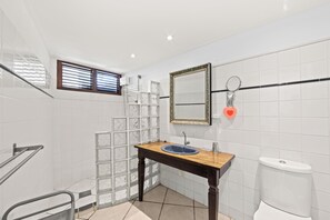 Hair dryer, towels - Villa Ranje Louise
Luxury holiday villa for a stylish holiday! (Willemstad)