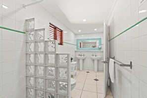 Hair dryer, towels - Villa Ranje Louise
Luxury holiday villa for a stylish holiday! (Willemstad)